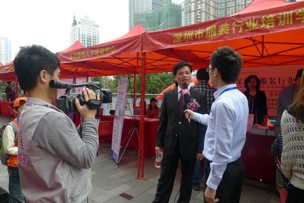 香港服装学院周世康院长接受深圳电视台记者采访